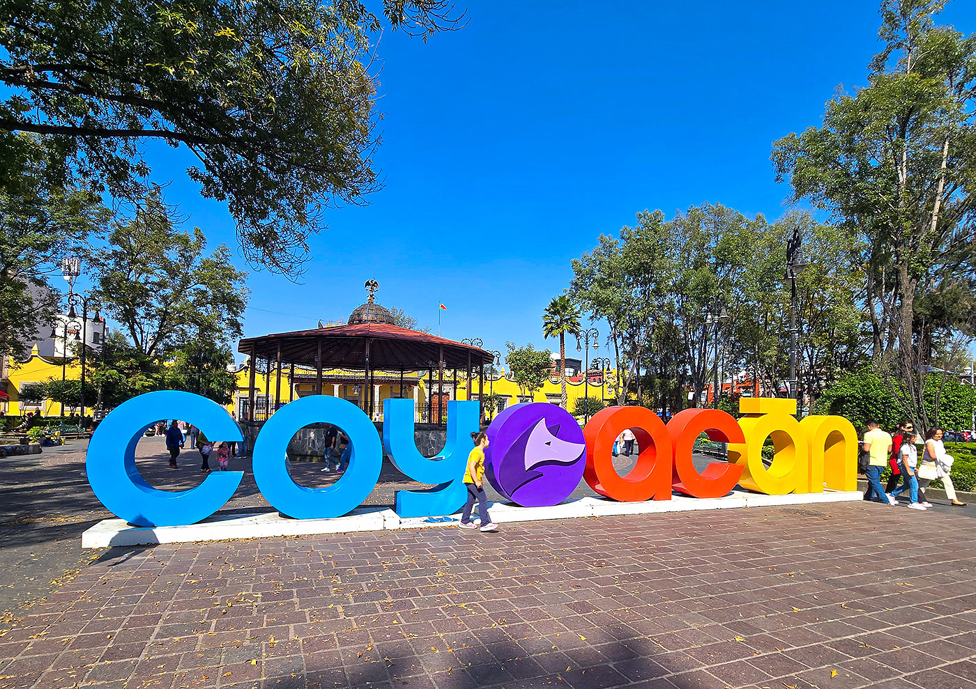 Skylt som säger Coyoacan på torget i Coyoacán. Bild: Henric Carlsson / Mexikanskt.se