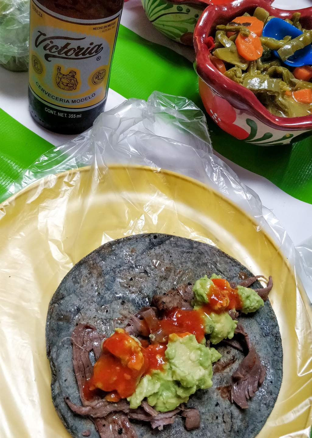 Cecinataco med kaktussallad serverad som tillbehör.