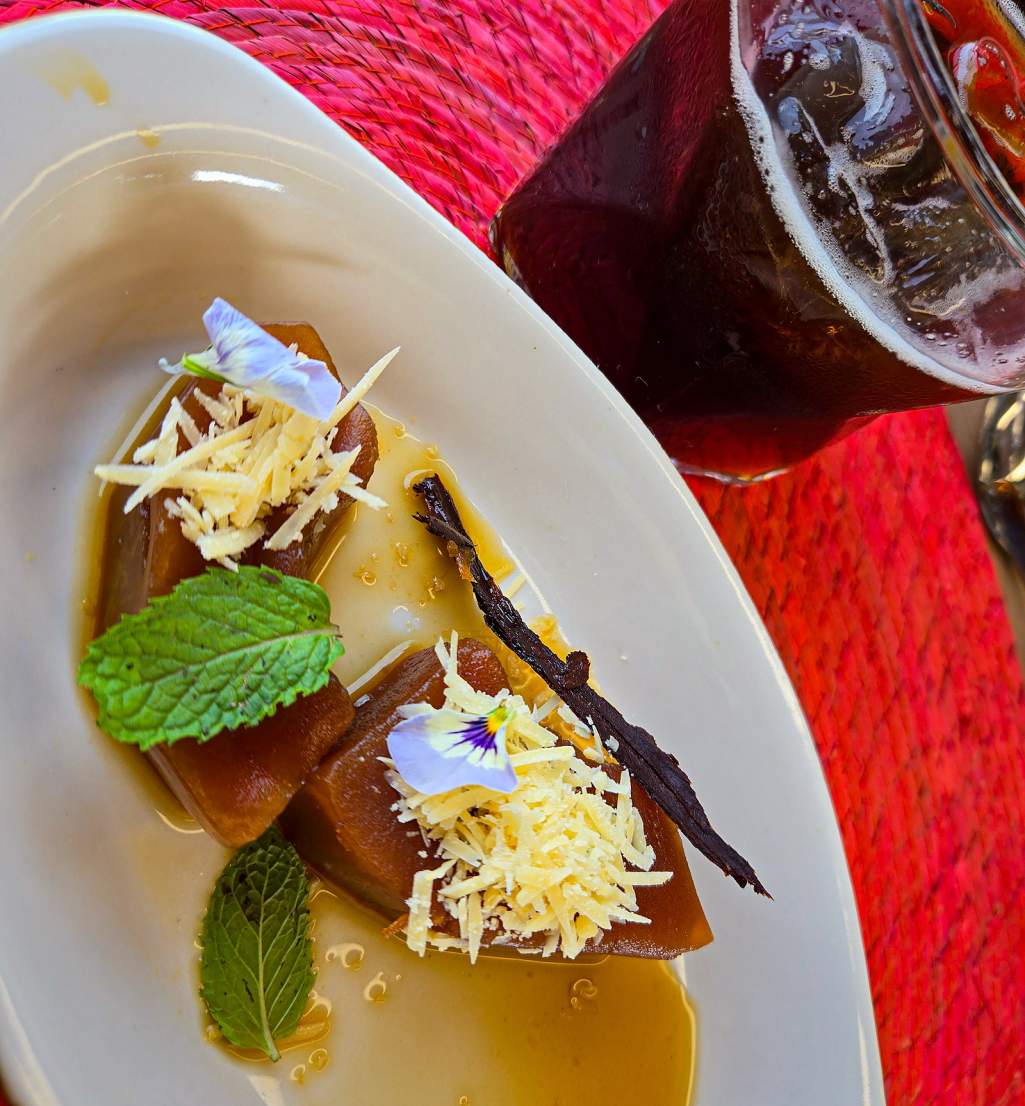 Efterrätt bestående av kryddad inkokt papaya toppad med emmentalerost serverad med Carajillo
