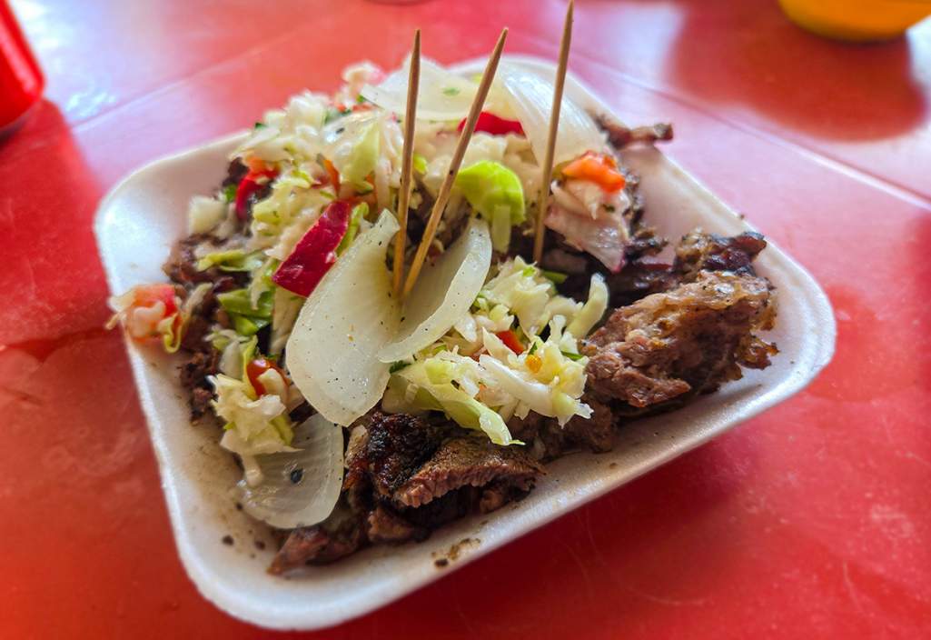 Grillad get med sallad på La Reina del Carnero i Susilá