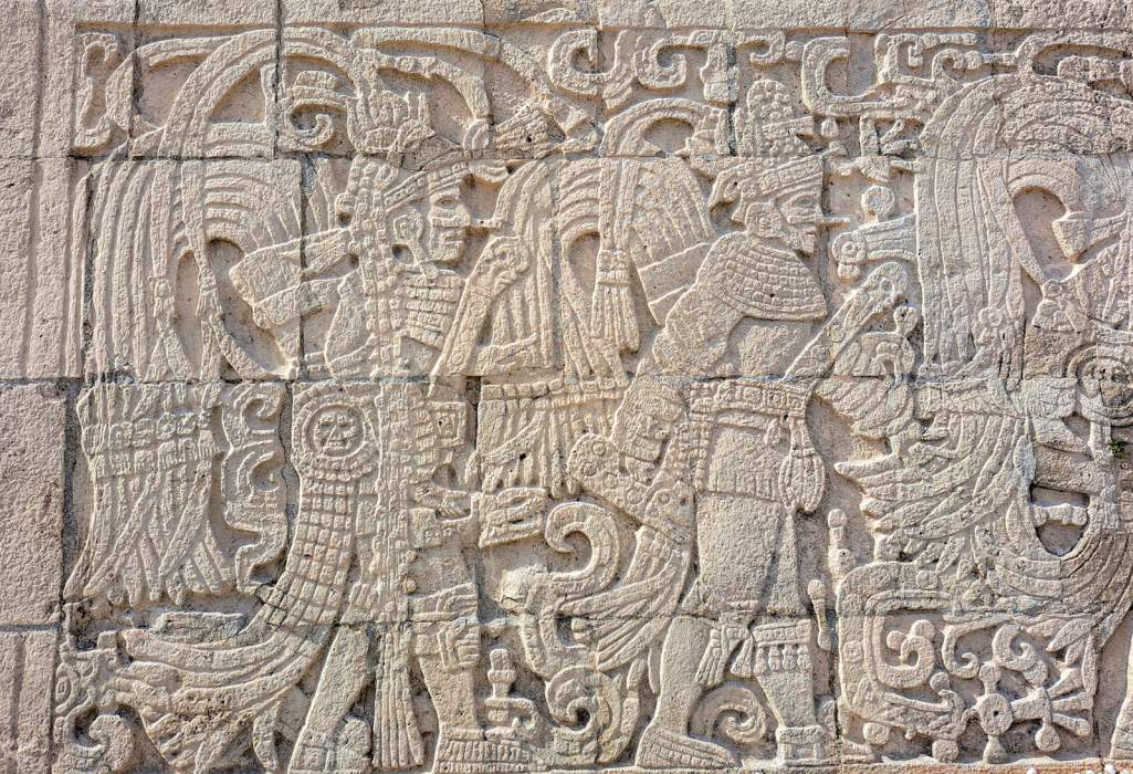 Maya-krigre ristde på en byggnad i Chichen Itza