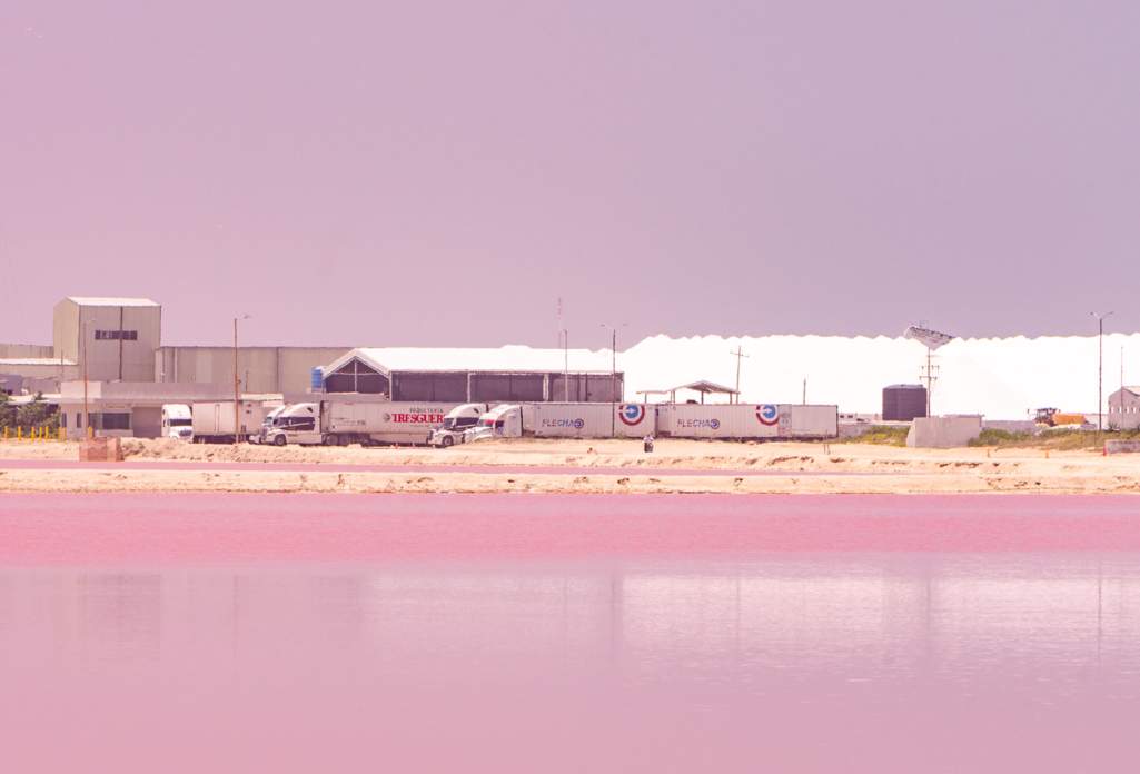 Saltberg och lastbilar som ska hämta salt.