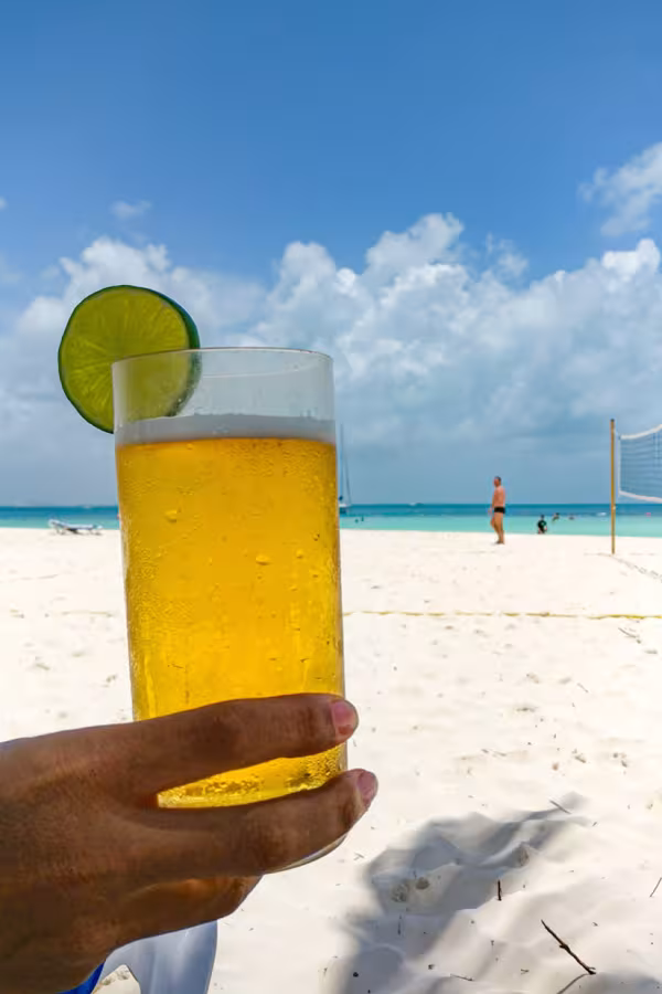 Ett kallt glas öl på stranden i Cancún. Bild: Henric Carlsson / Mexikanskt.se
