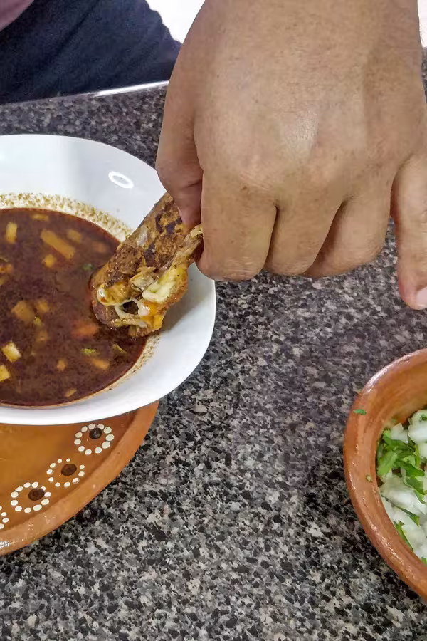 Doppa din quesebirria i soppan. Bild Henric Carlsson / Mexicankitchen.se