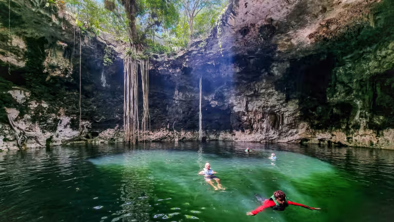 Halvöppen cenote i Yucatán