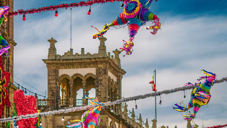 Piñatas som hänger som en del av juldekorationen i Mexico City