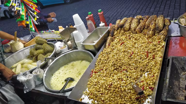 Esquites och Elotes som säljs längs en gata i Mexico City