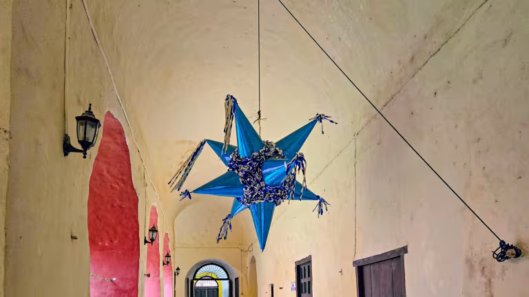 Piñata i ett kloster