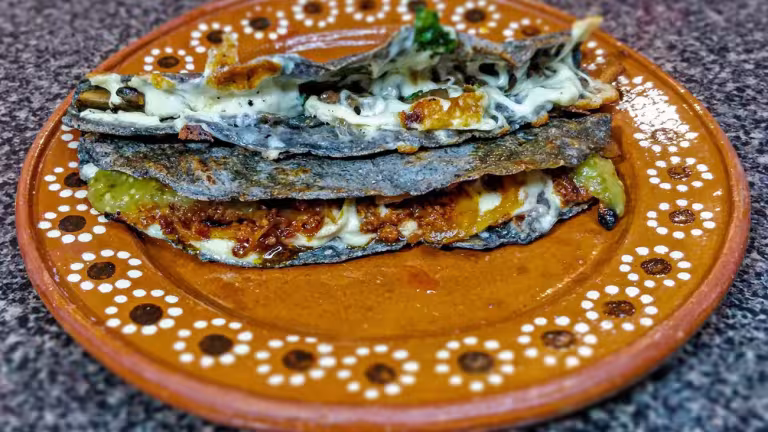 Quesadillas gjorda med blå majstortillas