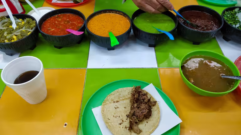 Tacos de Barbacoa med valfria salsor