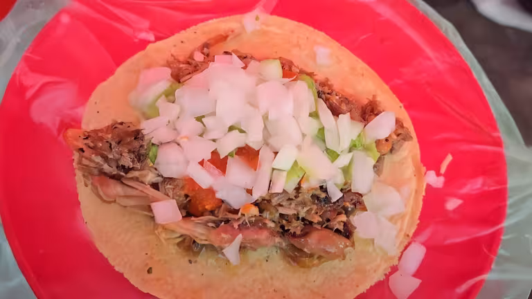 Taco serverad på plastpåse