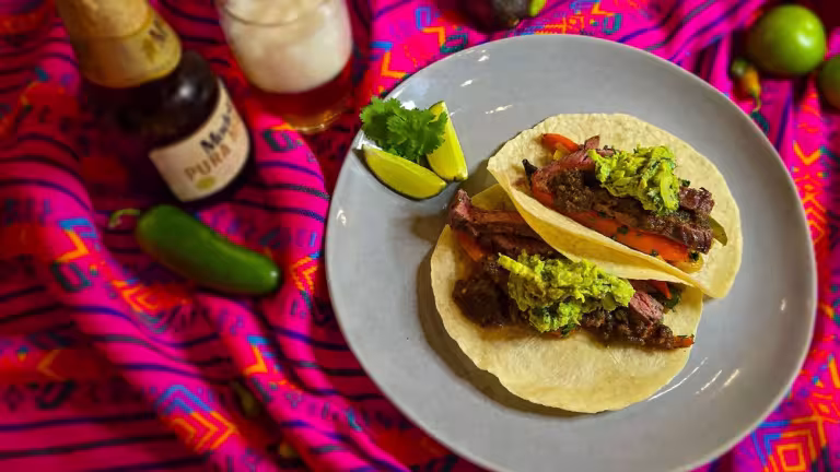 Grillat eller stekt kött med lite god salsa och guacamole