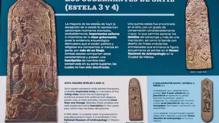 Informationsskylt på tre språk vid fornlämning