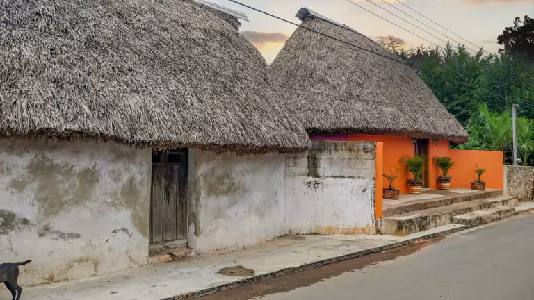 Traditionella hus i by i Yucatán