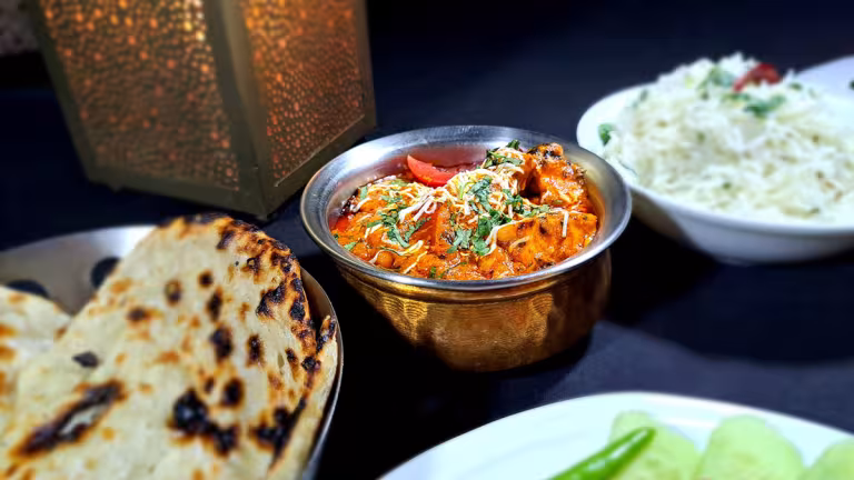 Indisk curry med tillbehör.