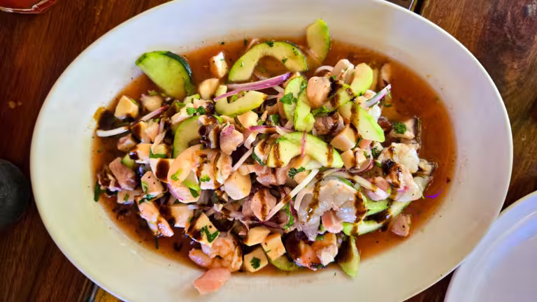 Aguachile på räkor med torkad chili, gurka och avokado.