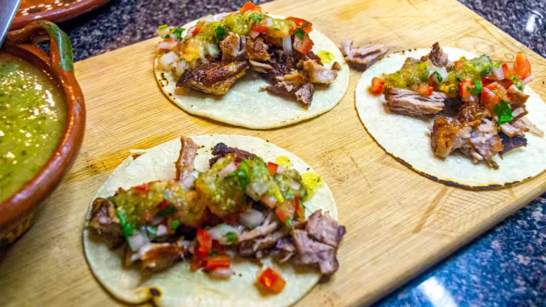 Tacos de Carnitas med salsa