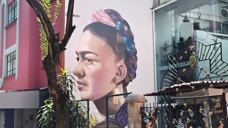 Väggmålning föreställande Frida Kalho i Coyoacan.