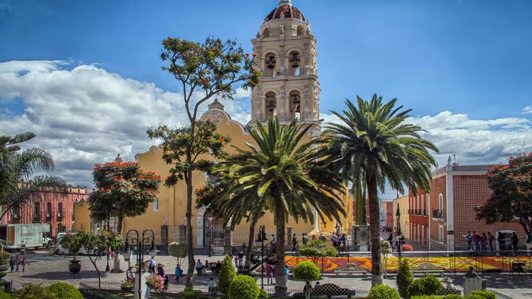 Torg och kyrka i staden Puebla