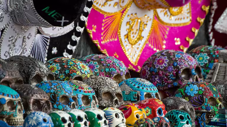 Souvernirer som säljs längs gatan mot pyramiderna.