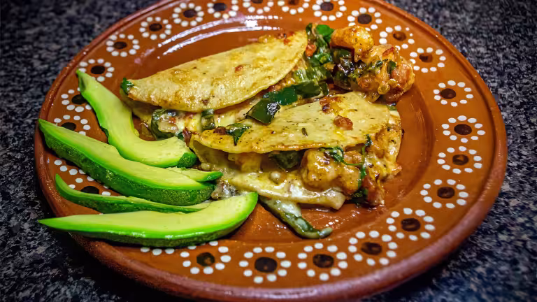 Tacos gobernador med räkor, ost och chipotle.