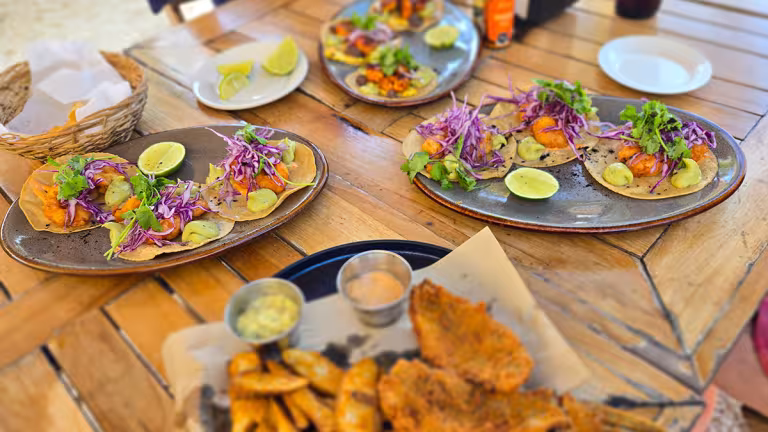 Räktacos med inlagd rödlök, kol och salsa är perfekta på stranden! Bild: Henric Carlsson / Mexikanskt.se