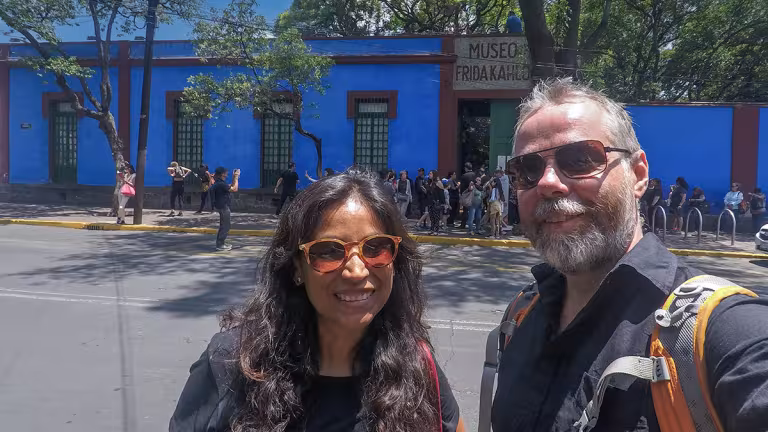 Henric och Laura utanför Frida Kalhos tidigare hem i Coyoacán, nu museum i 