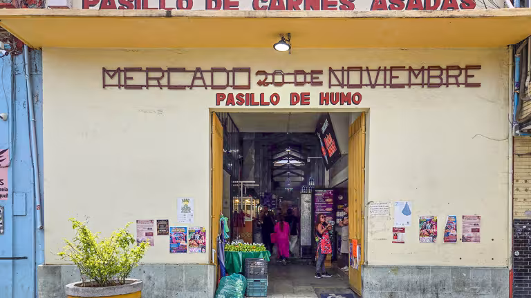 20 de Noviembremarknadens berömda rökgång i Oaxaca. Bild: Henric Carlsson / Mexikanskt.se
