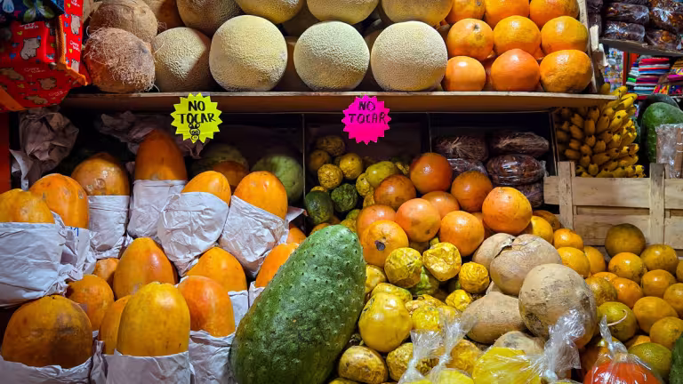 Grönsaker och frukter på Benito Juaréz i Oaxaca. 