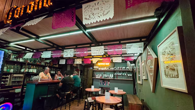 Mezcaleria i Oaxaca med bra promotioner och avslappnad stämning.