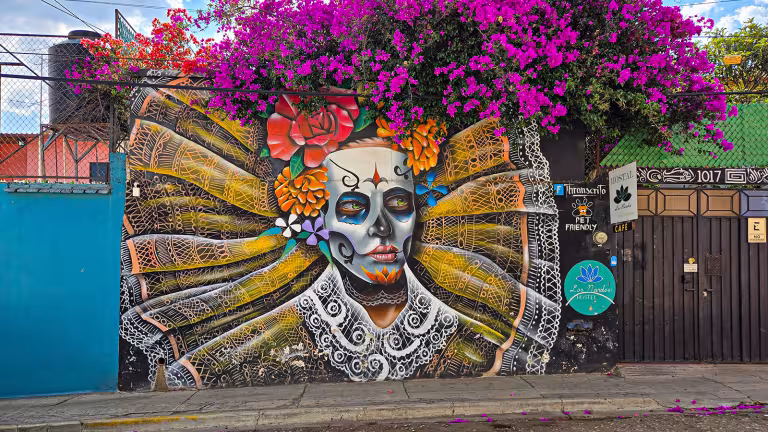 Väggmålning och blommor i centrala Oaxaca. Bild: Henric Carlsson / Mexikanskt.se