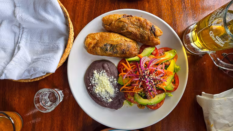 Fyllda chili passilla på Totopo Güero Cocina Istmeña