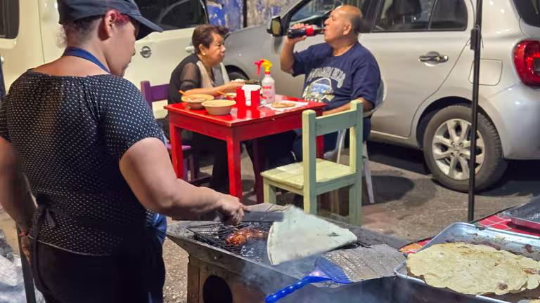 Tlayudas som görs på en grill på en liten sidogata i Oaxaca.