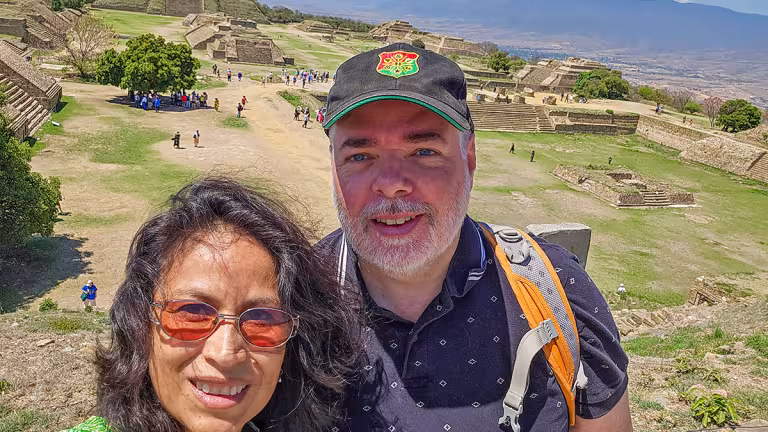Laura och jag vid Monte Albán. Vi ber om ursäkt att vi inte ser energirikare ut här men vattnet var slut och engergin lika så! Nästa destination (glassen i Tule) hägrade!